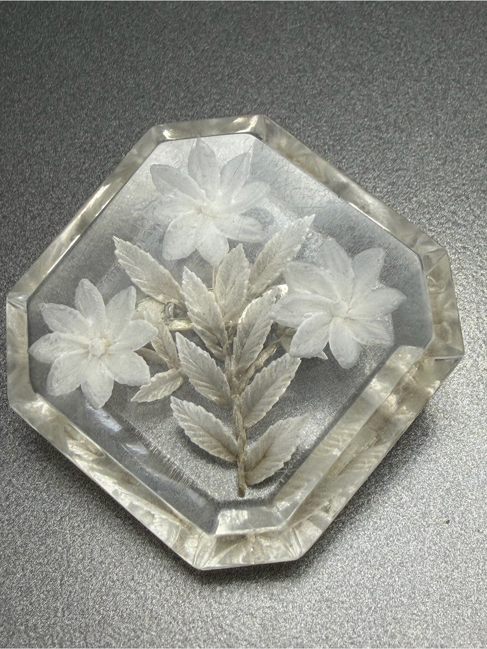 💚💚50% Vintage  Octagonal Resin Flower Brooch #335ub